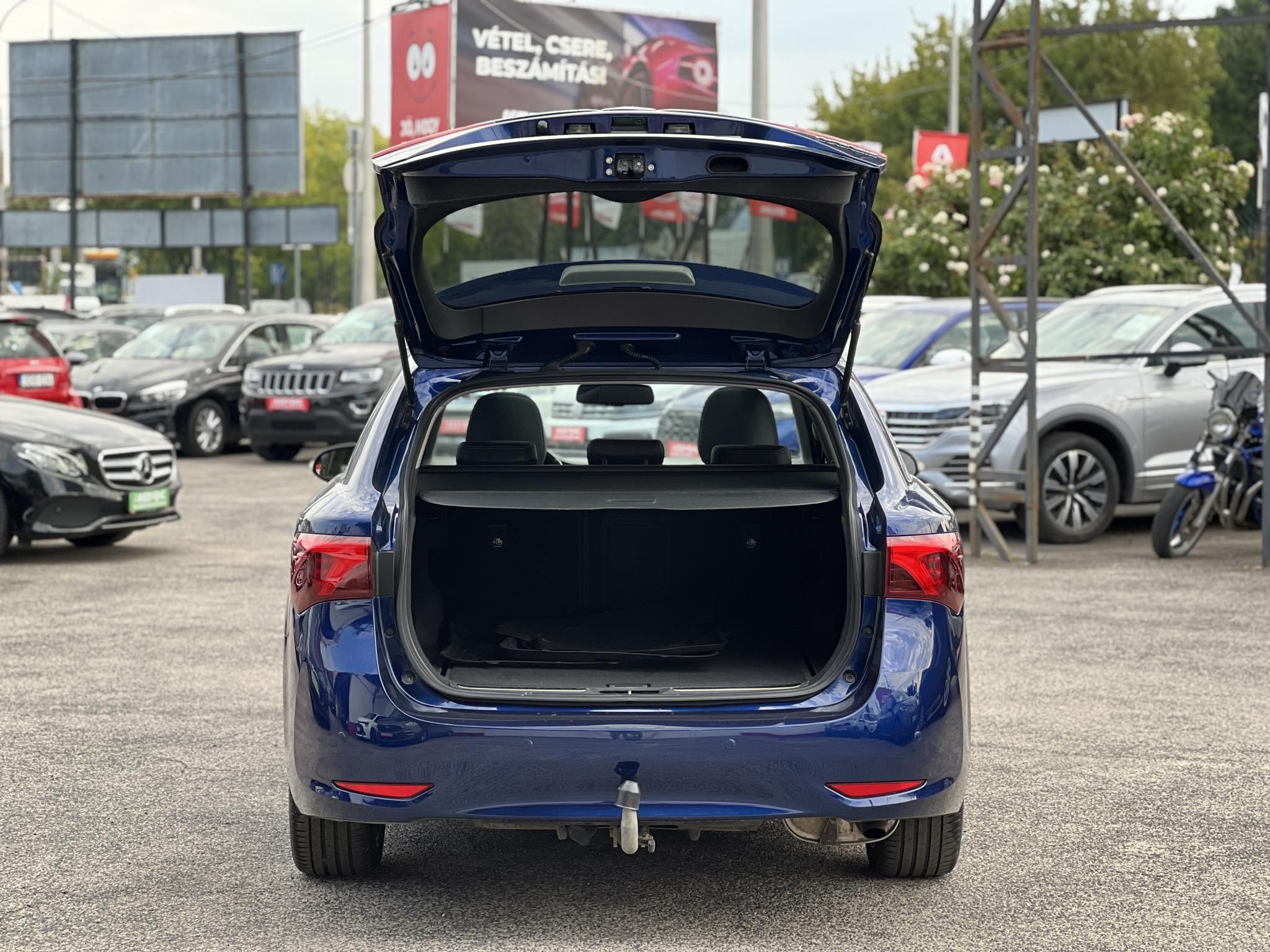 TOYOTA AVENSIS Touring Sports 2.0 D-4D Executive Magyarországi. Gyári fényezés. Végig vezetett szervizkönyv!