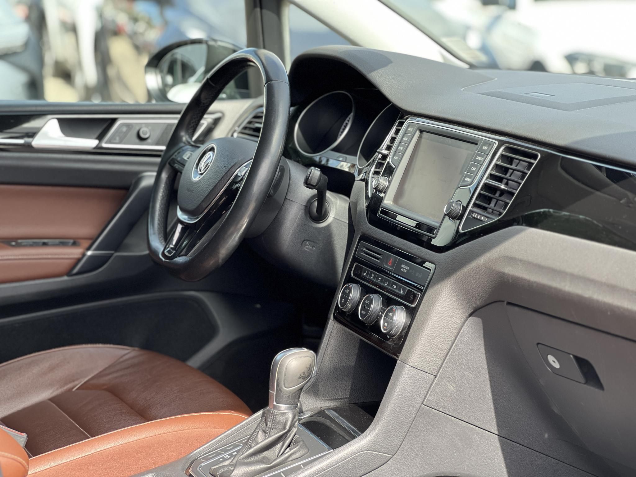 VOLKSWAGEN GOLF SPORTSVAN 1.4 TSI BMT Highline DSG Dokumentált előélet. barna bőrbelső. téli-nyári gumi garnitúra!