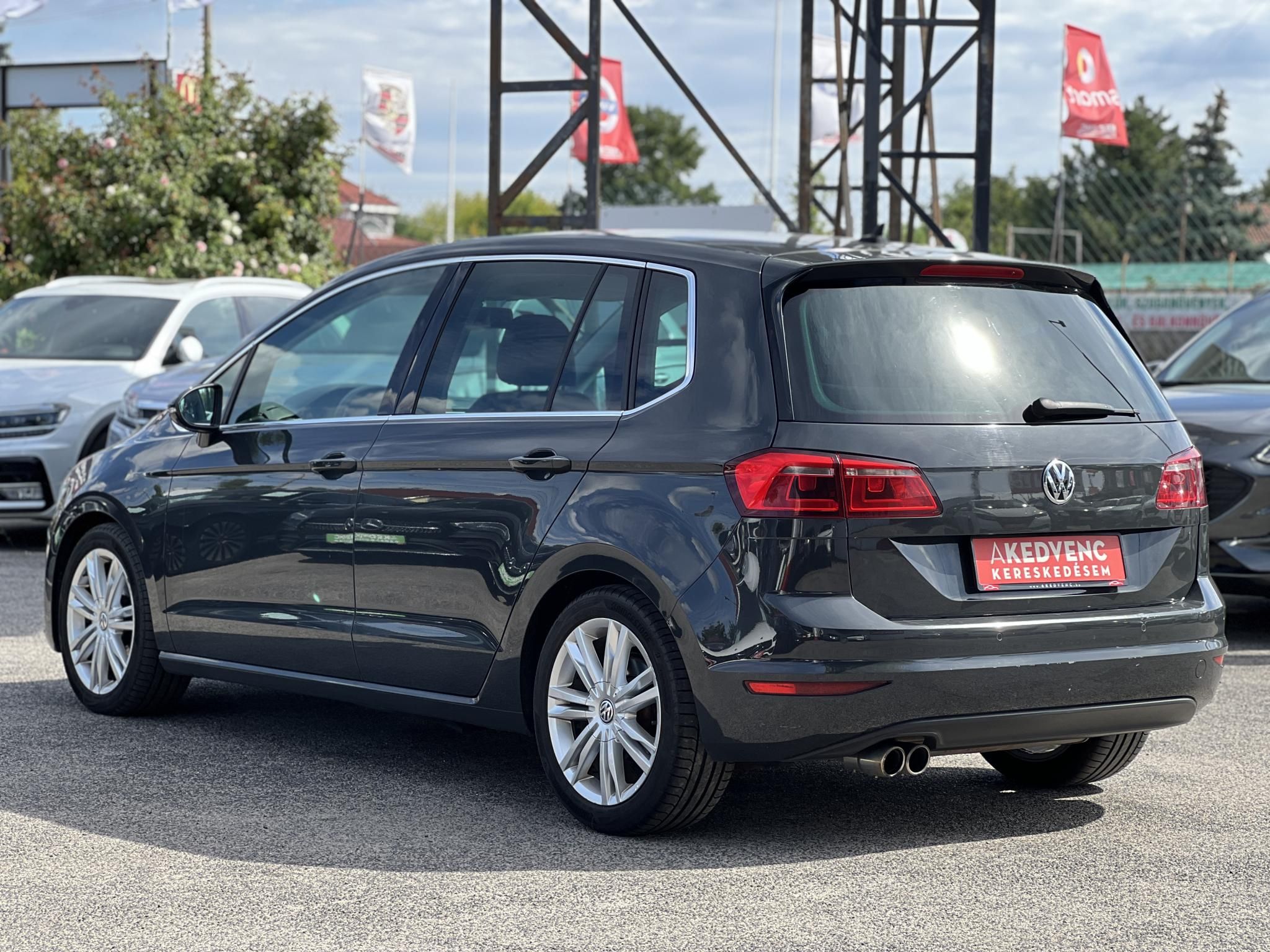 VOLKSWAGEN GOLF SPORTSVAN 1.4 TSI BMT Highline DSG Dokumentált előélet. barna bőrbelső. téli-nyári gumi garnitúra!