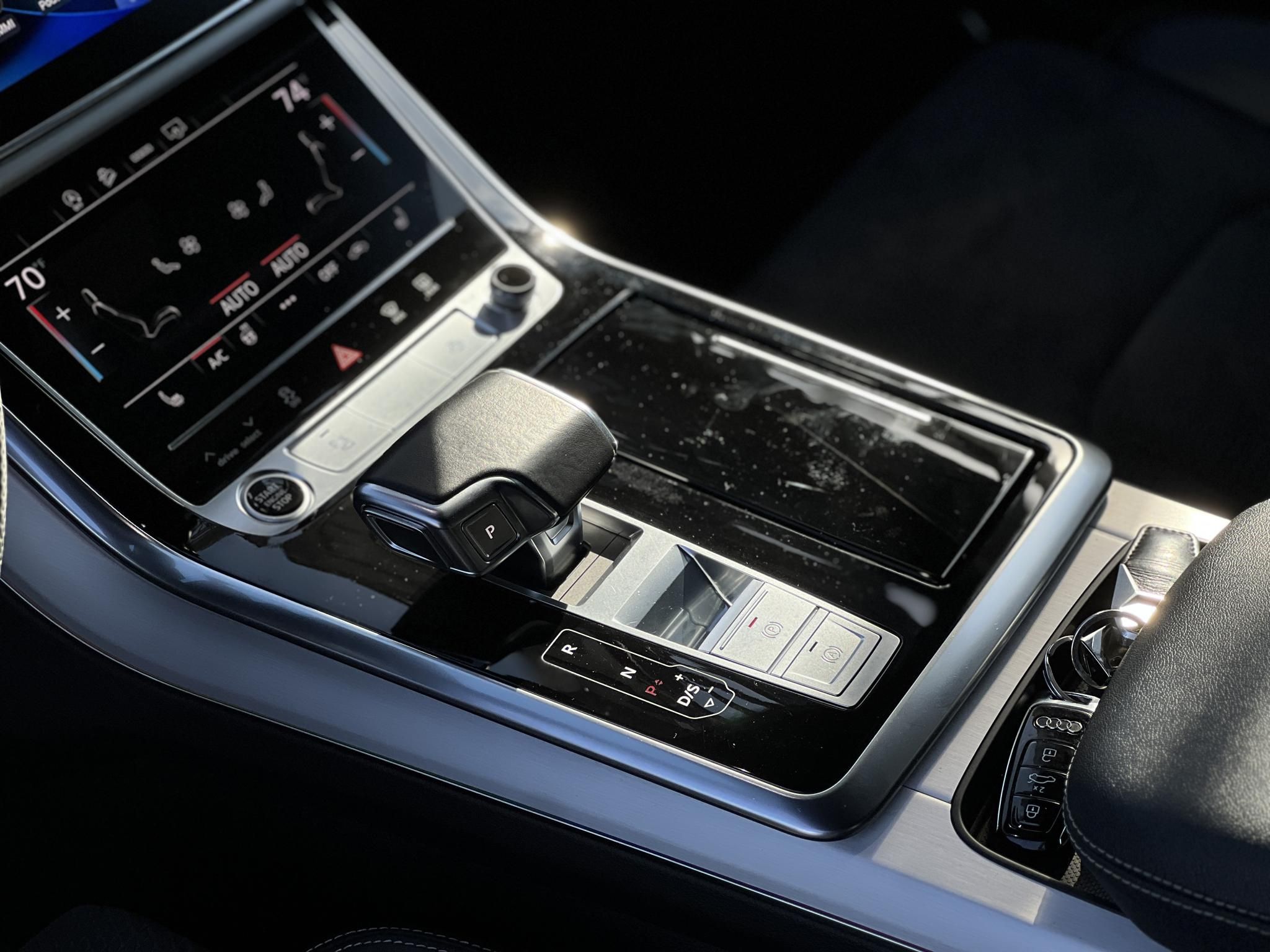AUDI Q8 50 TDI quattro Tiptronic ic 77e km. M.o.-i. márkaszervizelt előélet. téli-nyári kerék szett!