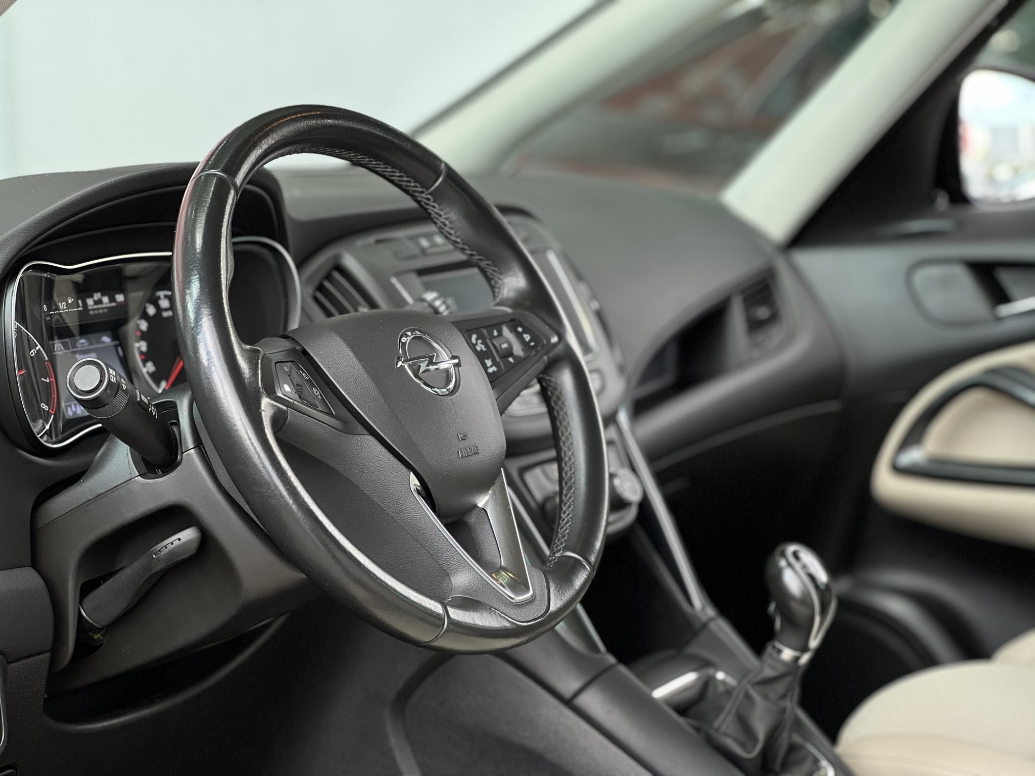 OPEL ZAFIRA 1.4 T Edition (7 személyes ) Végig vezetett szervizkönyv. 7 személyes
