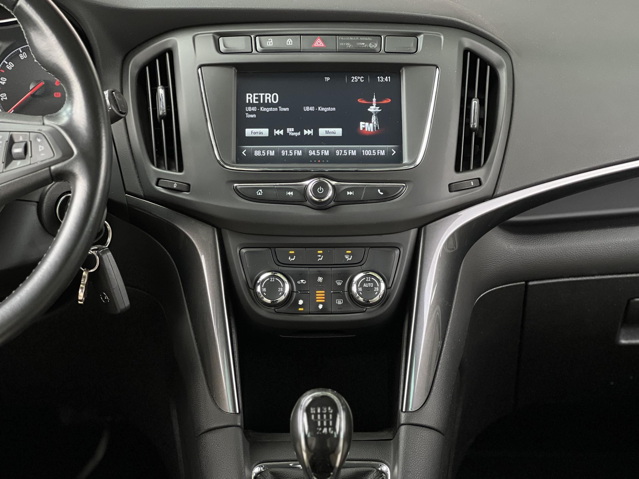 OPEL ZAFIRA 1.4 T Edition (7 személyes ) Végig vezetett szervizkönyv. 7 személyes
