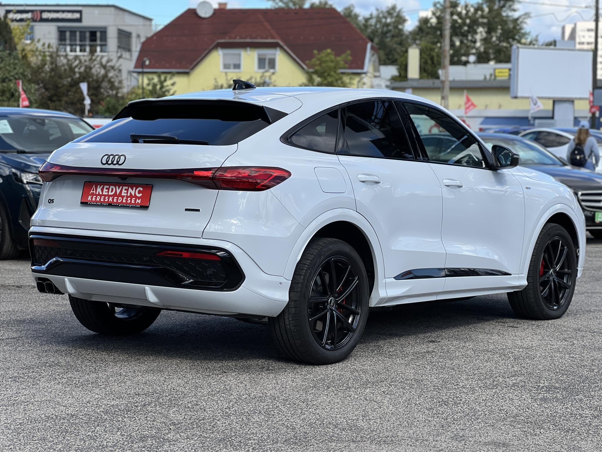 AUDI Q5 SB 40 TDI quattro S-tronic S-line M.o-i. 1.tul. újszerű állapot. garanciális. sérülésmentes!