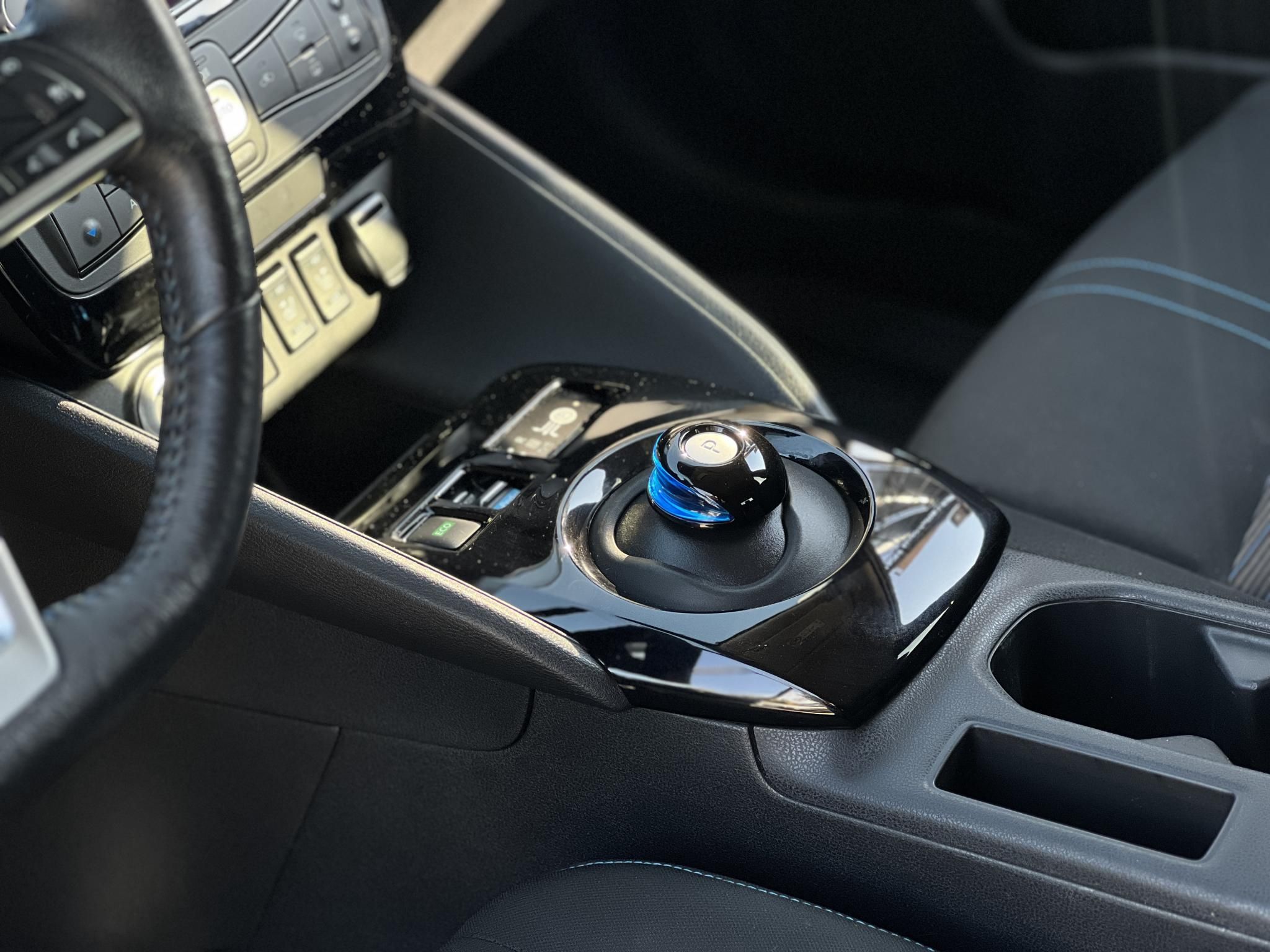 NISSAN LEAF N-Connecta 40kWh (Automata) 60e km. 270km hatótáv. keyless. 360 kamera. első-hátsó ülésfűtés. téli-nyári!