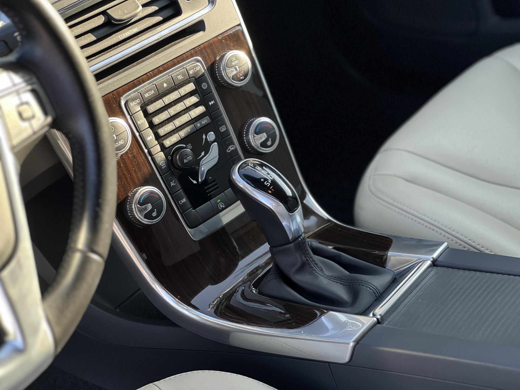 VOLVO V60 2.0 [T4] Kinetic Geartronic M.o.-i. magasan felszerelt. végig vezetett szervizkönyv!