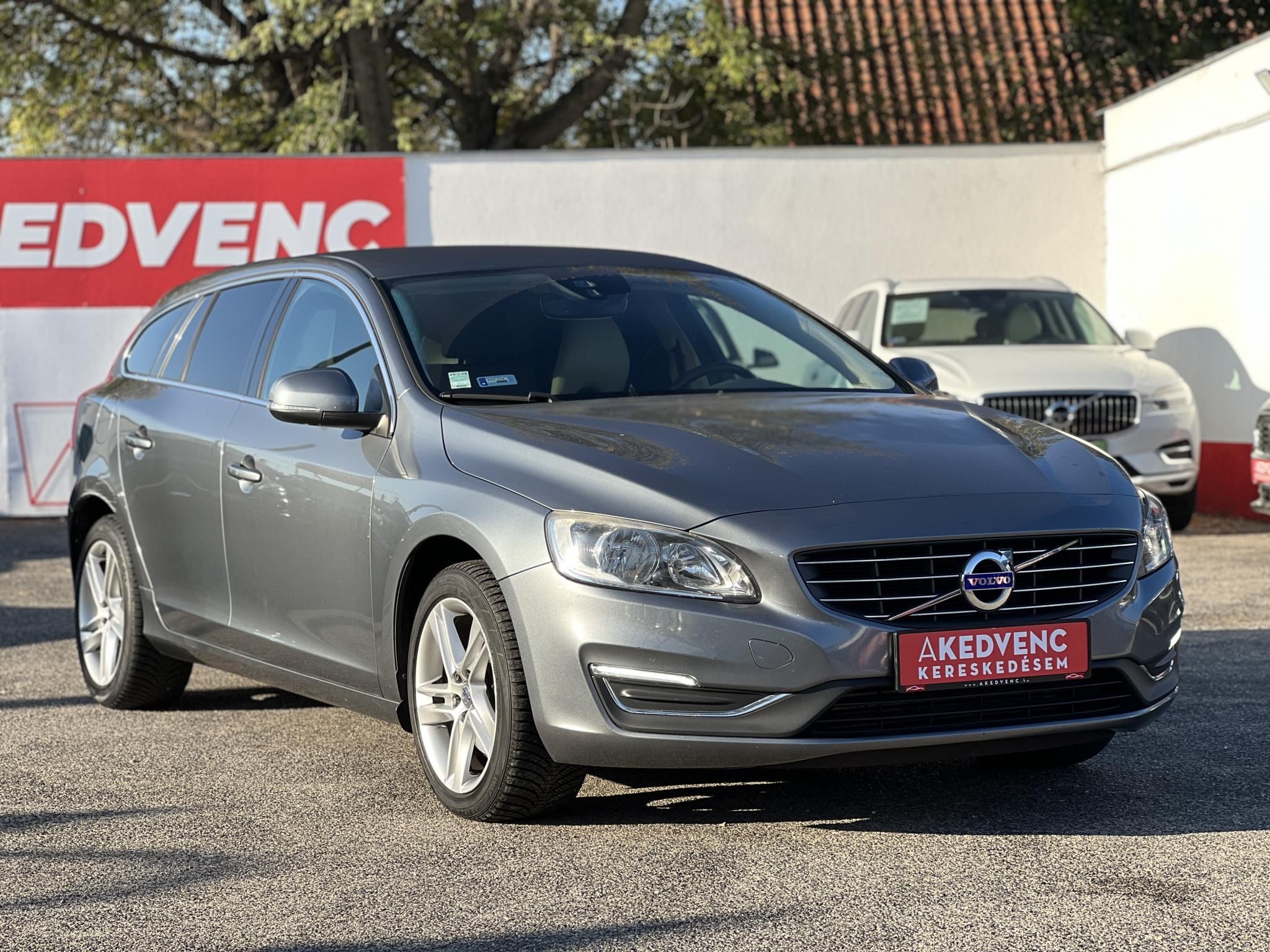 VOLVO V60 2.0 [T4] Kinetic Geartronic M.o.-i. magasan felszerelt. végig vezetett szervizkönyv!