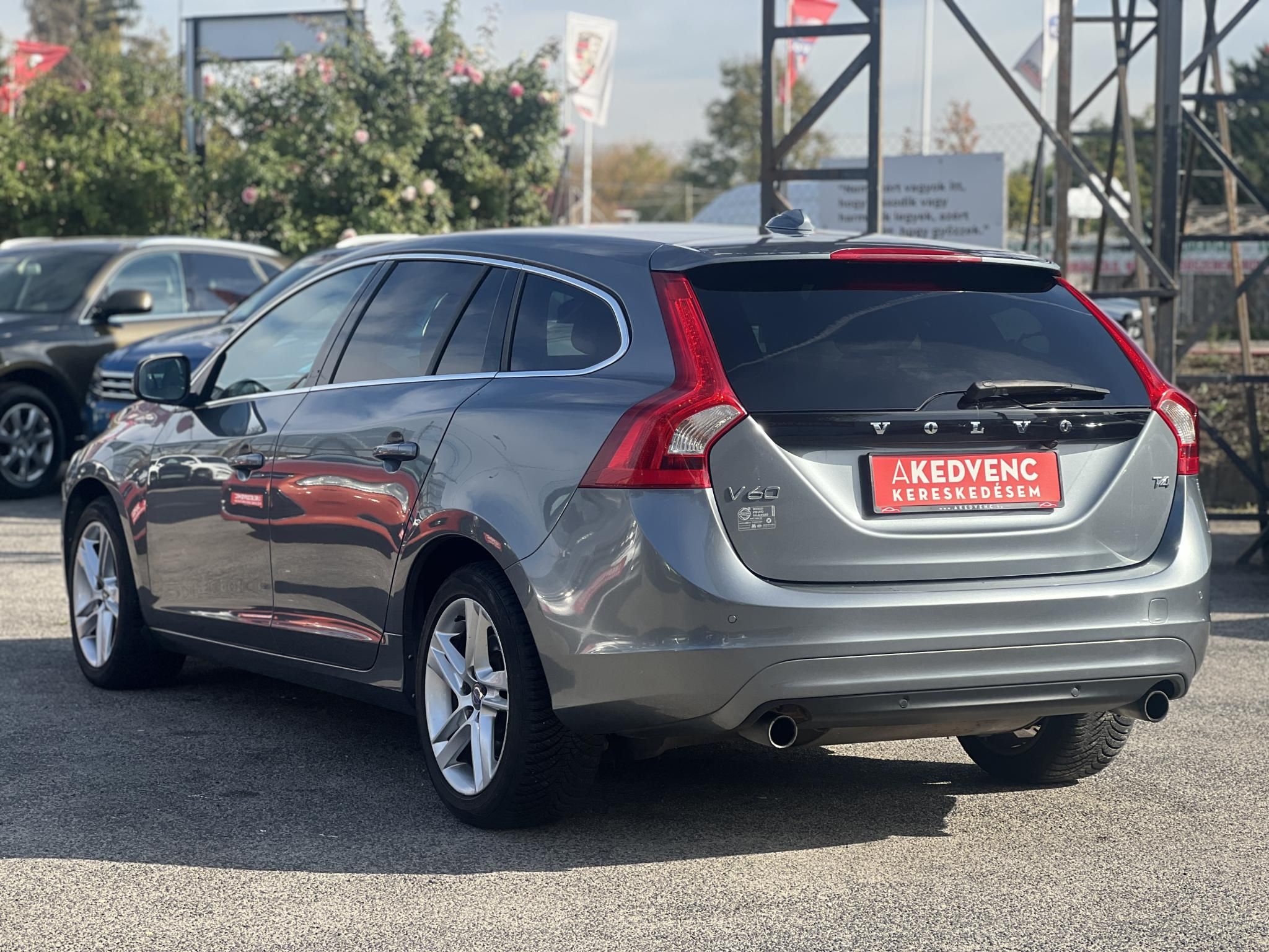 VOLVO V60 2.0 [T4] Kinetic Geartronic M.o.-i. magasan felszerelt. végig vezetett szervizkönyv!