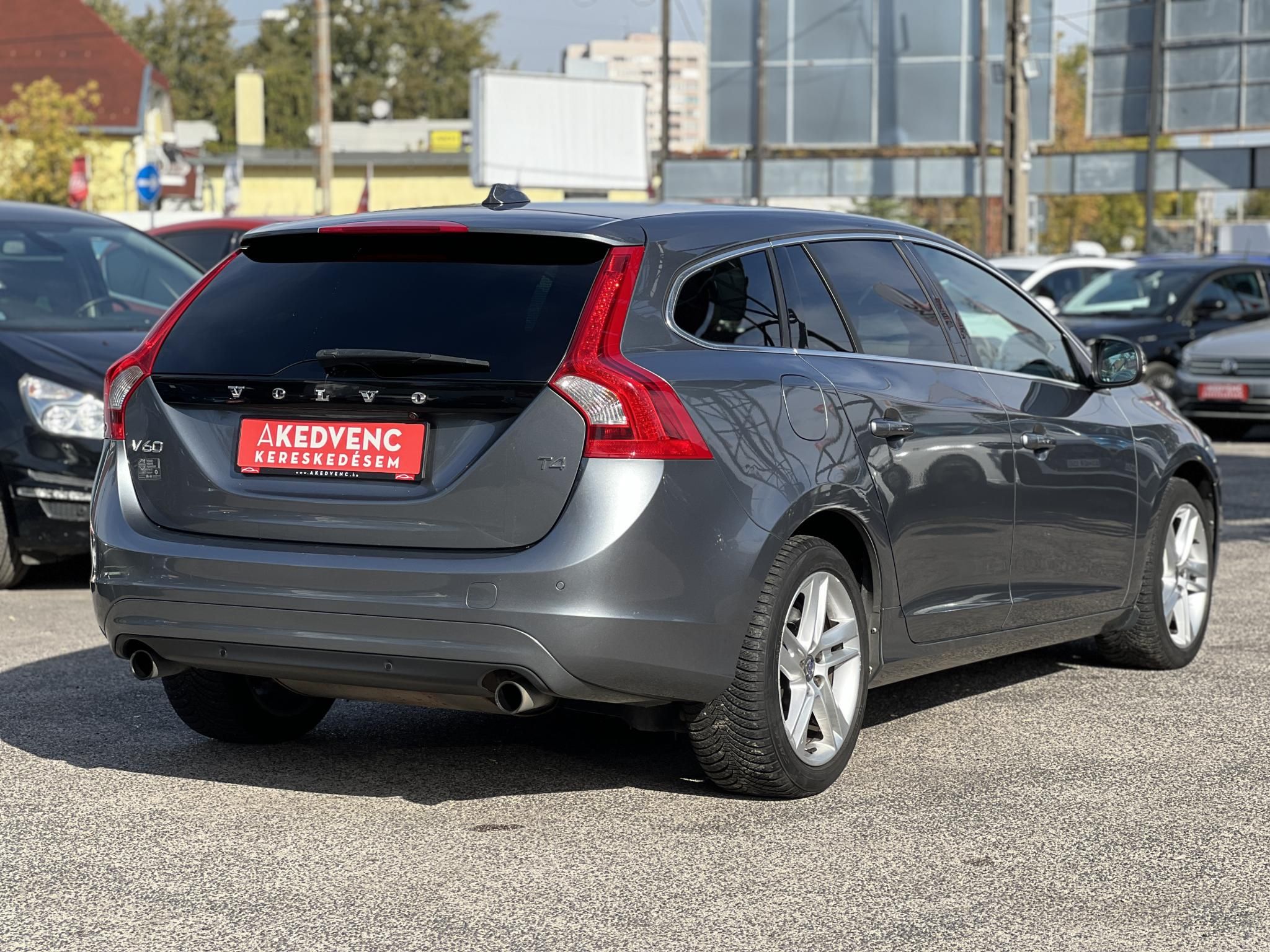 VOLVO V60 2.0 [T4] Kinetic Geartronic M.o.-i. magasan felszerelt. végig vezetett szervizkönyv!
