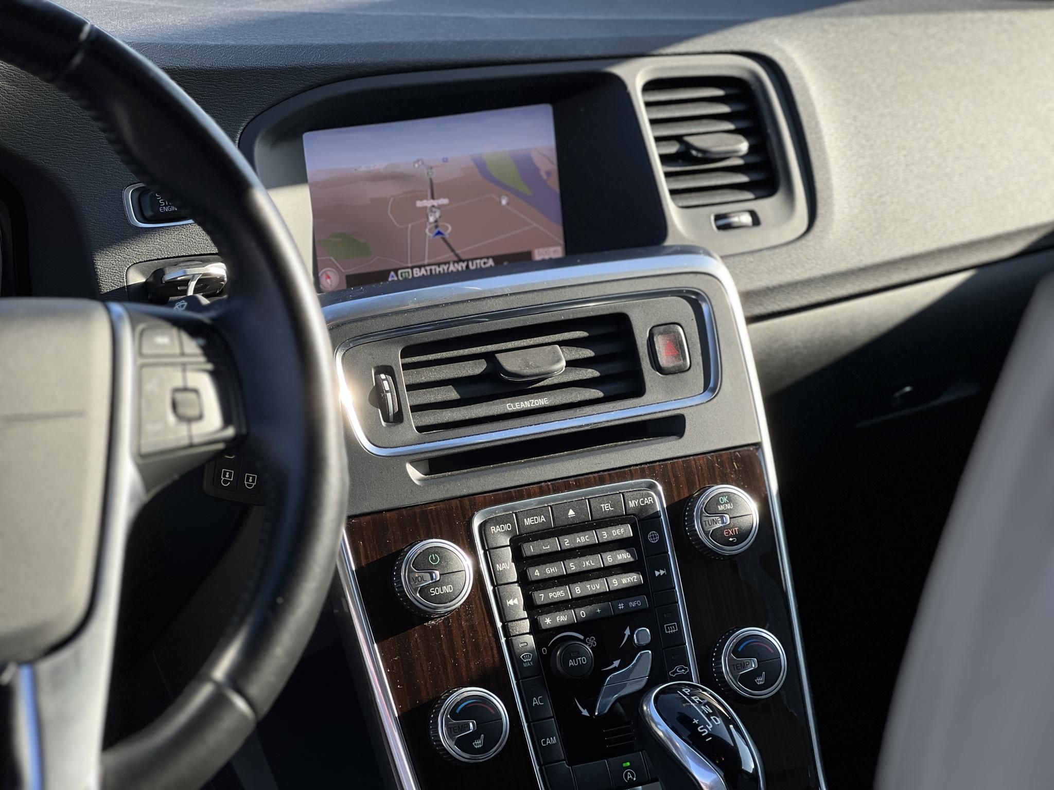 VOLVO V60 2.0 [T4] Kinetic Geartronic M.o.-i. magasan felszerelt. végig vezetett szervizkönyv!