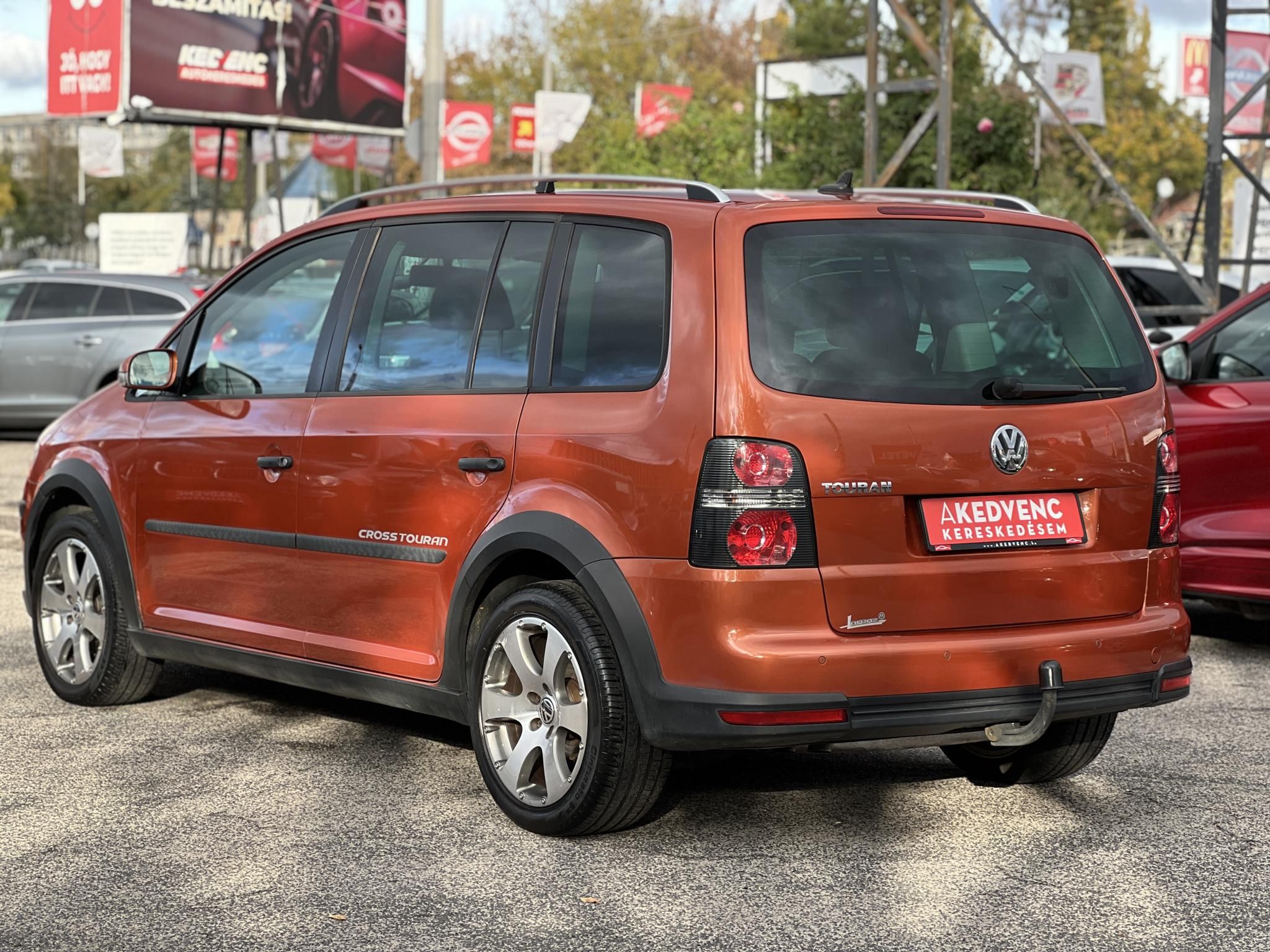 VOLKSWAGEN TOURAN Cross1.4 TSi 7 személyes Highline Bőr belső. Tempomat Vonóhorog Szervízel!t