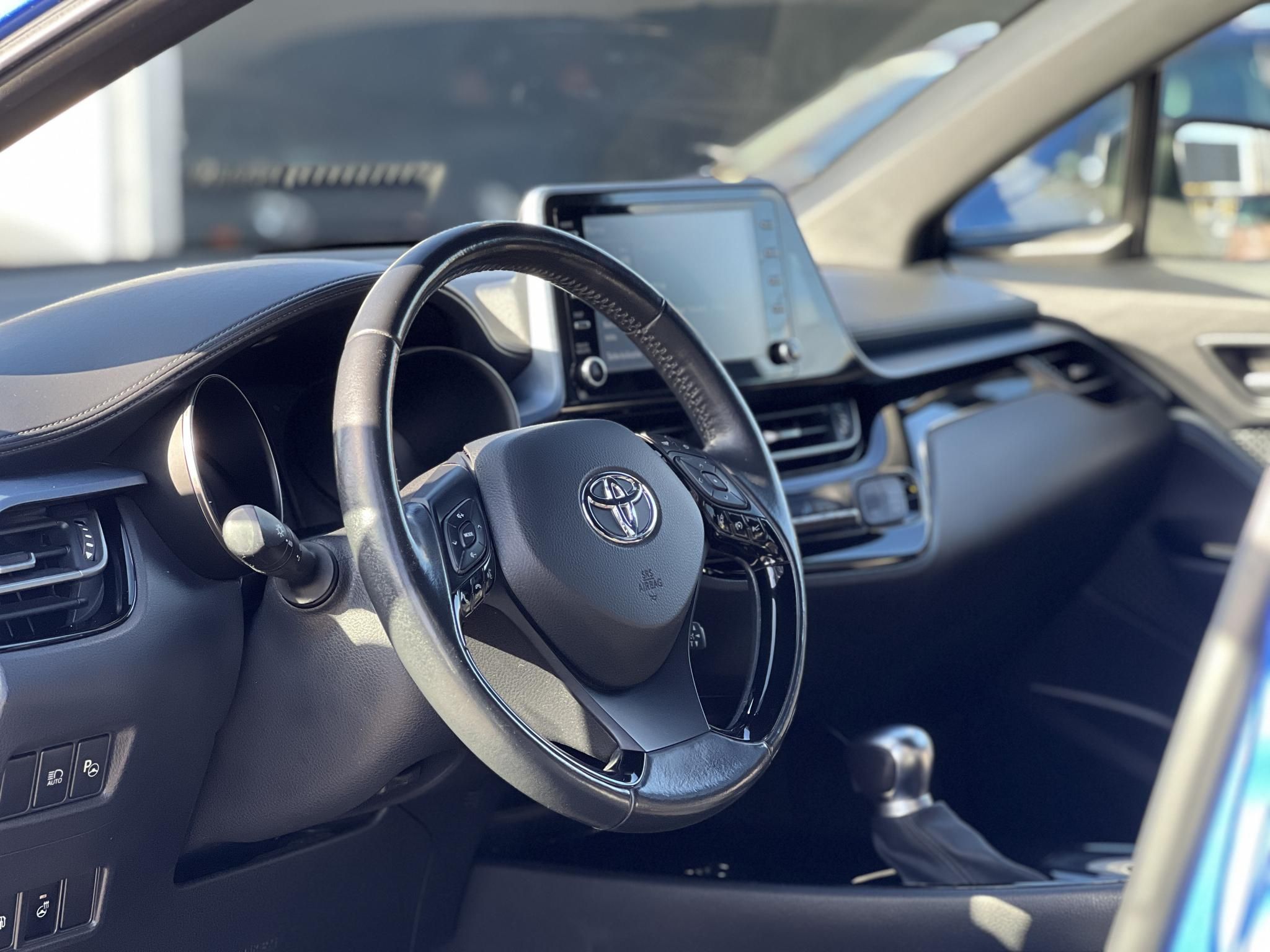 TOYOTA C-HR 2.0 Hybrid Selection e-CVT M.o.-i. LED fényszórók. kamera. keyless. sávtartó. ülés-kormányfűtés