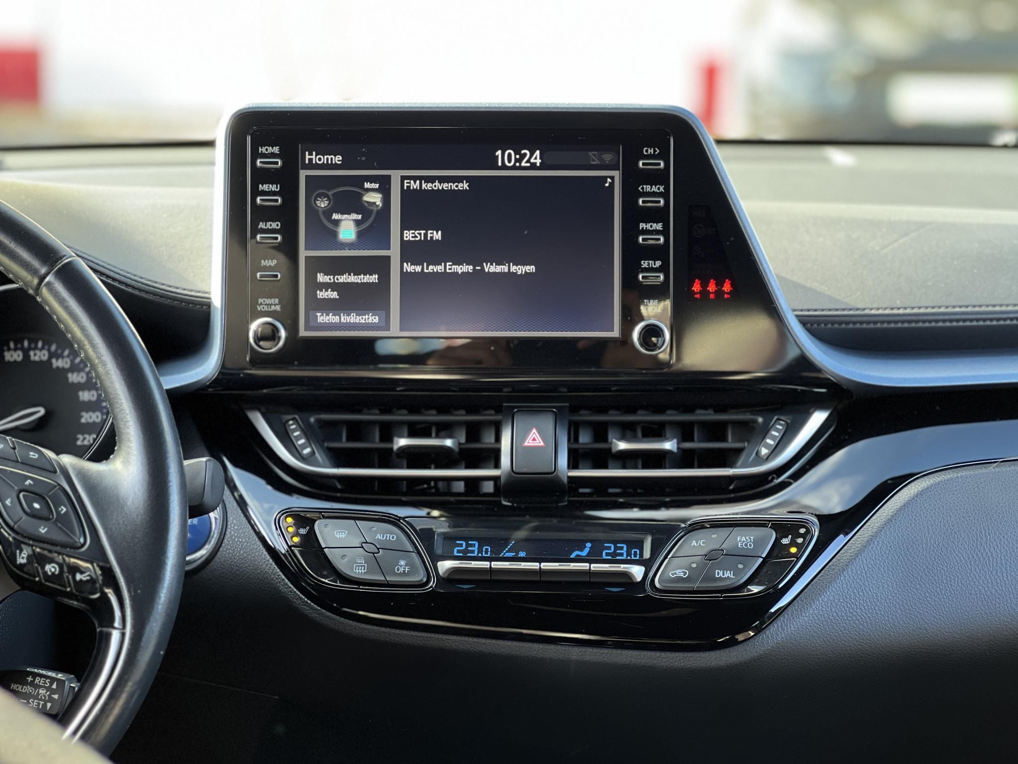 TOYOTA C-HR 2.0 Hybrid Selection e-CVT M.o.-i. LED fényszórók. kamera. keyless. sávtartó. ülés-kormányfűtés