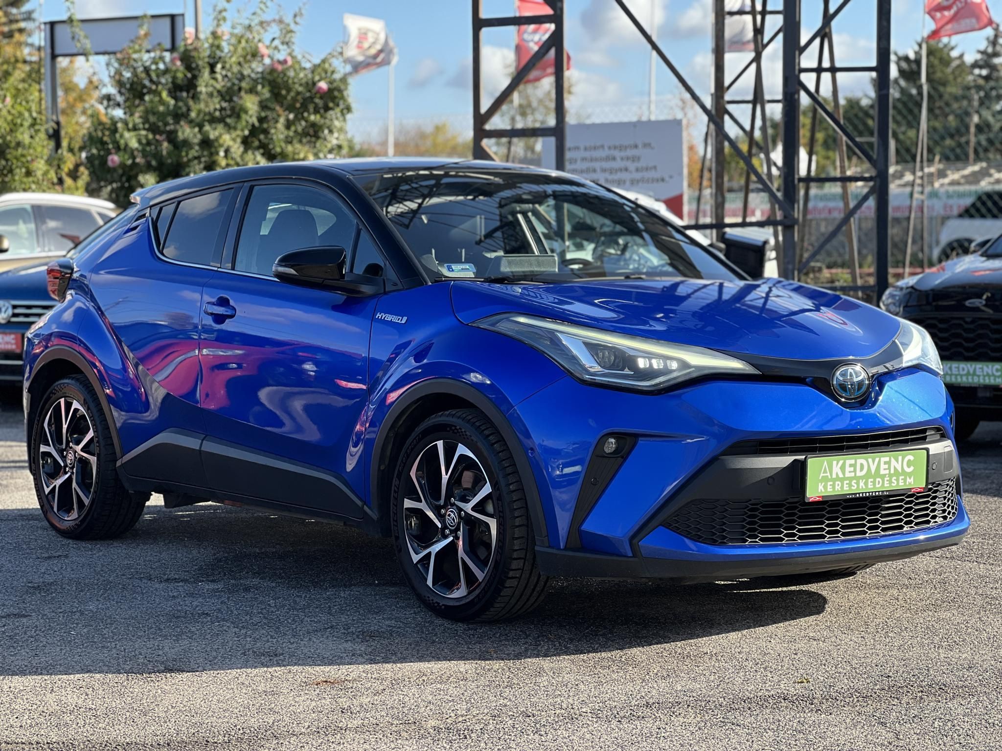 TOYOTA C-HR 2.0 Hybrid Selection e-CVT M.o.-i. LED fényszórók. kamera. keyless. sávtartó. ülés-kormányfűtés