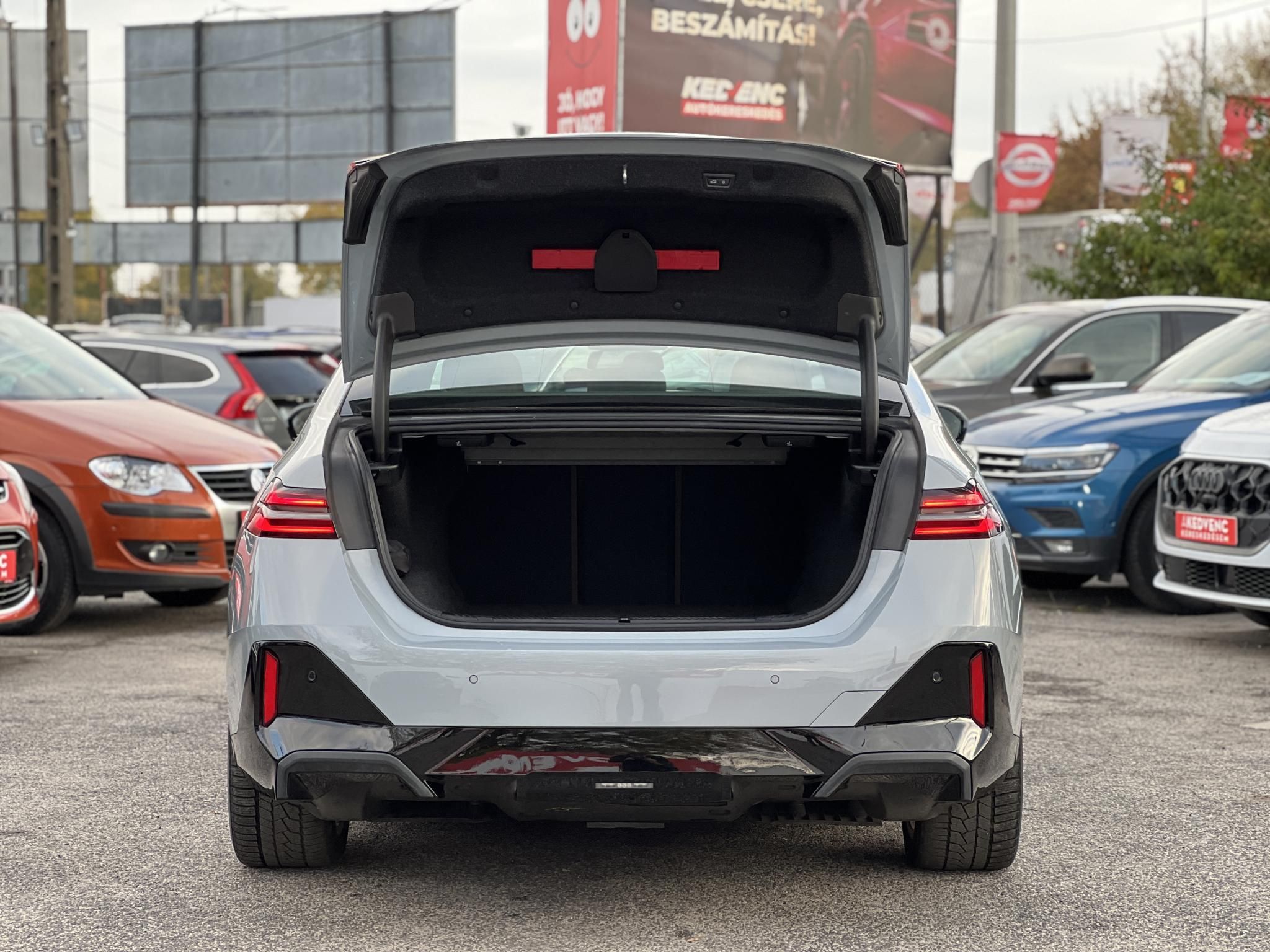 BMW I5 eDrive40 81,2kWh M-sport. Bowers & Wilkins. 626km WLTP. panorámatető. újszerű állapot!